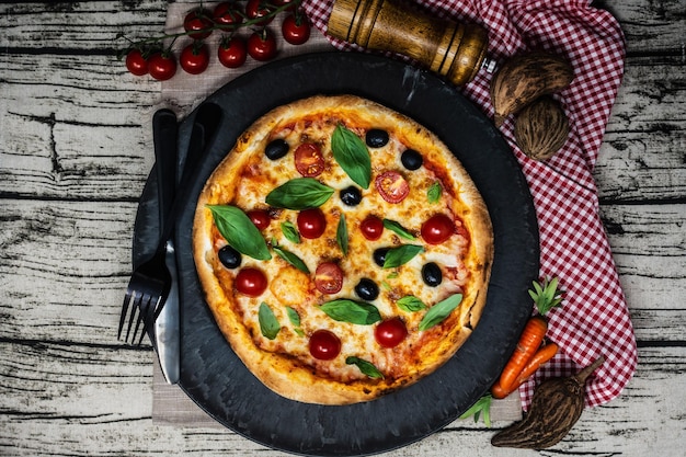 Direttamente sopra la foto della pizza su ardesia al tavolo