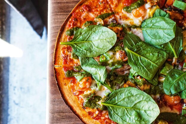 Direttamente sopra la foto della pizza sul tavolo