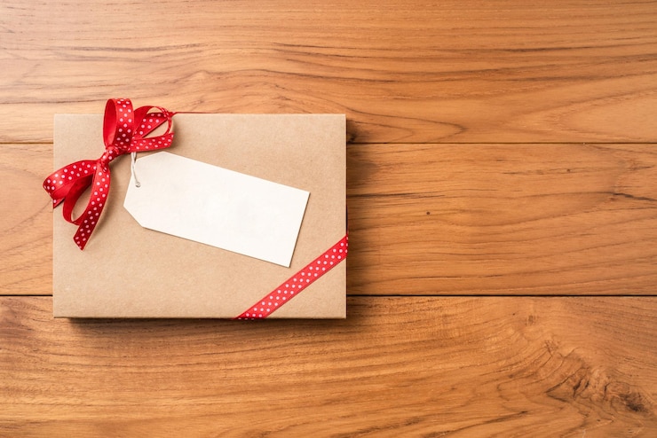 Foto direttamente sopra la foto della scatola regalo sul tavolo di legno