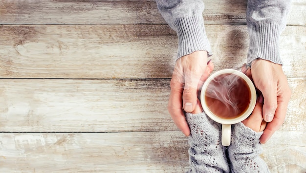 Direttamente sopra la foto di una donna che beve un bicchiere sul pavimento di legno