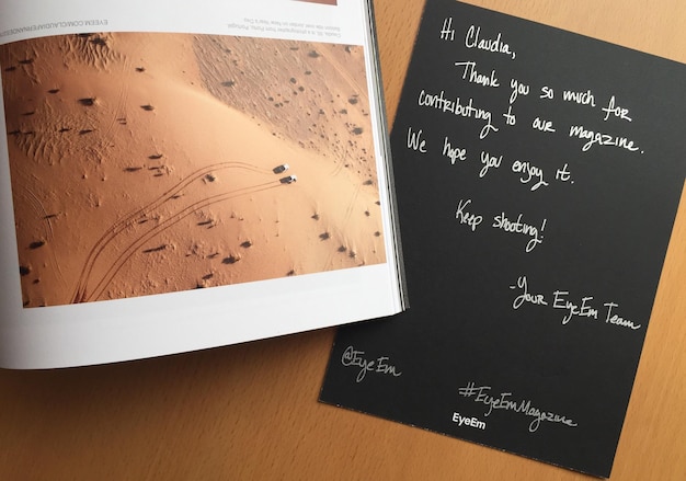 Direttamente sopra la foto di una rivista con una lettera sul tavolo