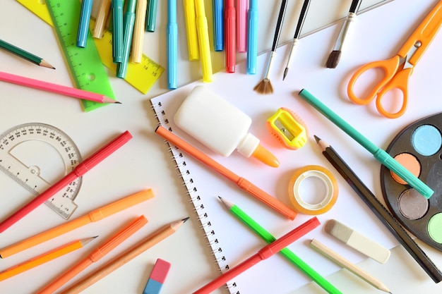 Direttamente sopra la foto di vari rifornimenti scolastici sul tavolo