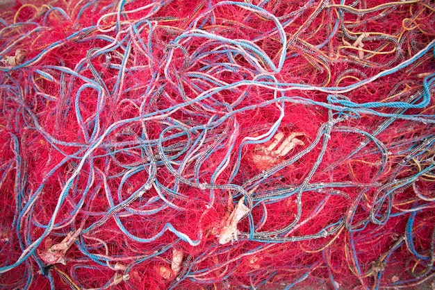 Direttamente sopra la ripresa delle reti da pesca rosa al porto