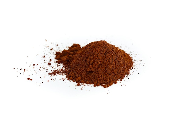 Direttamente sopra la ripresa di caffè secco su uno sfondo bianco