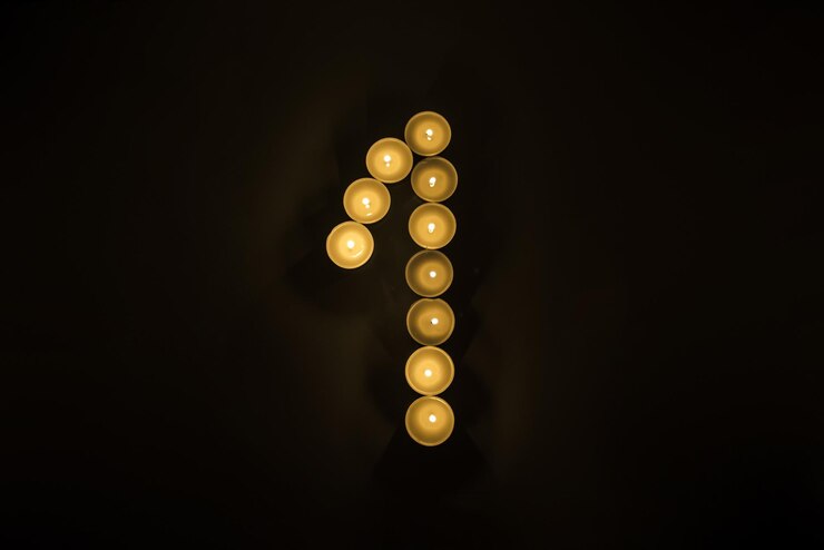 Foto direttamente sopra la ripresa di candele illuminate su sfondo nero