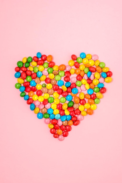 Direttamente sopra la ripresa di caramelle multicolori su sfondo bianco