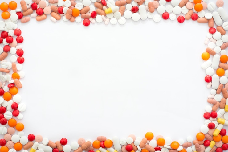 Foto direttamente sopra la ripresa di pillole multicolori su sfondo bianco