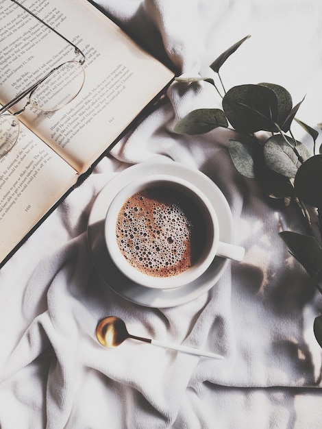 Direttamente sopra la tazza di caffè sul tavolo