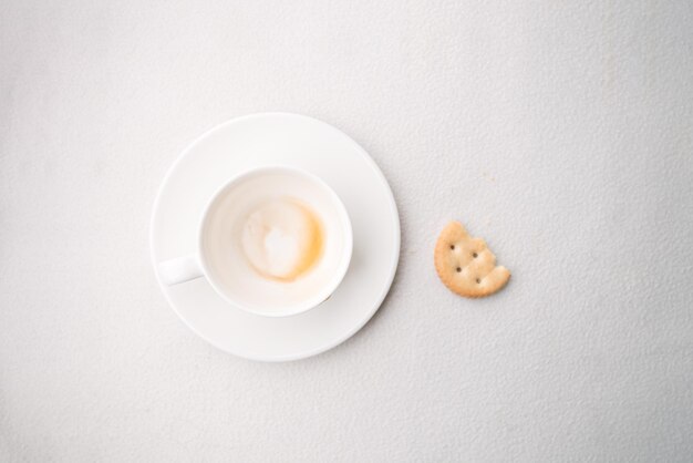 Direttamente sopra la tazza di caffè sul tavolo