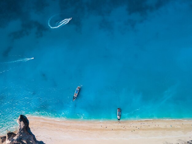 Direttamente sopra la vista della spiaggia di egremni sull'isola di Lefkada in Grecia