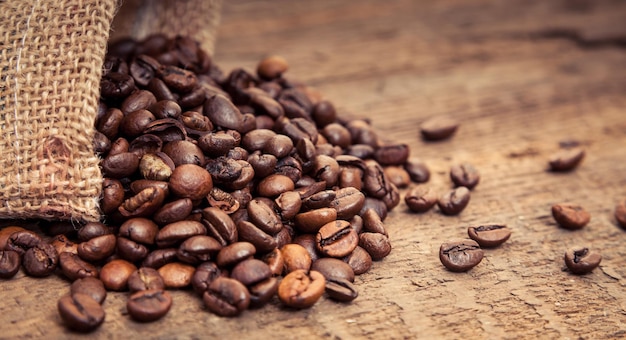 Direttamente sopra lo scatto di chicchi di caffè tostati sul tavolo