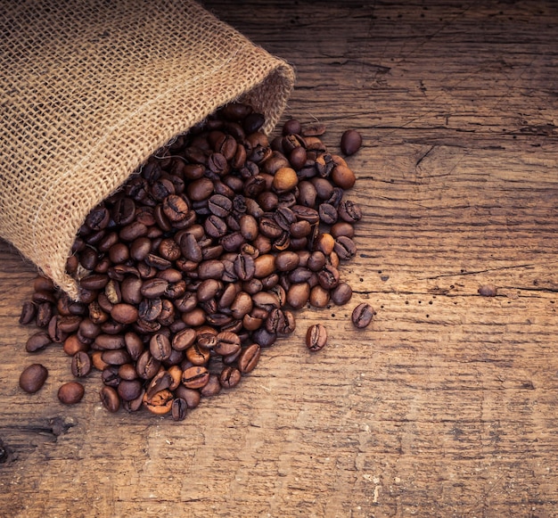 Direttamente sopra lo scatto di chicchi di caffè tostati sul tavolo