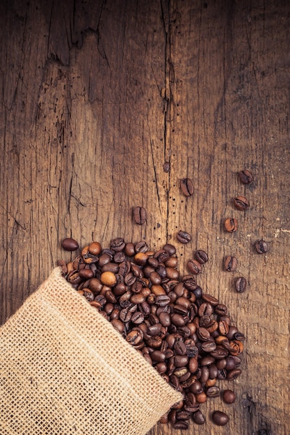 Direttamente sopra lo scatto di chicchi di caffè tostati sul tavolo