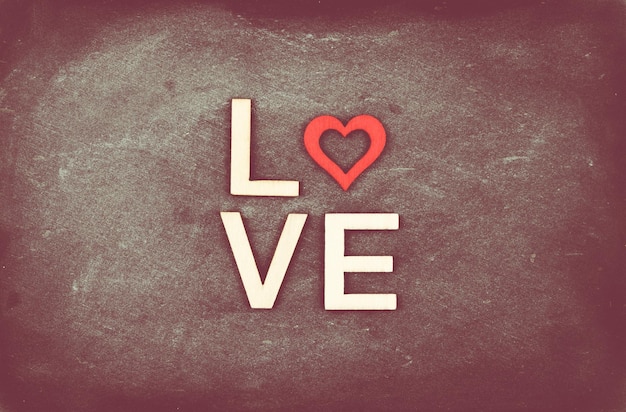 Direttamente sopra lo scatto di testo d'amore su sfondo nero