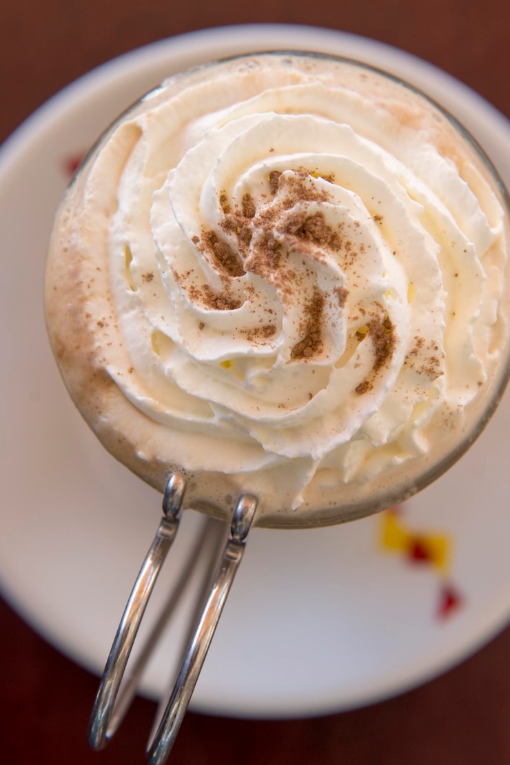 Foto direttamente sopra un colpo di caffè con panna montata