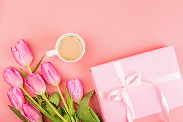 Direttamente sopra un colpo di tè con un fiore su sfondo rosa