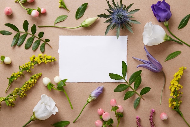 Direttamente sopra uno scatto di carta bianca in mezzo a fiori sul tavolo