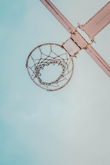 Direttamente sotto il colpo del cerchio di basket contro il cielo