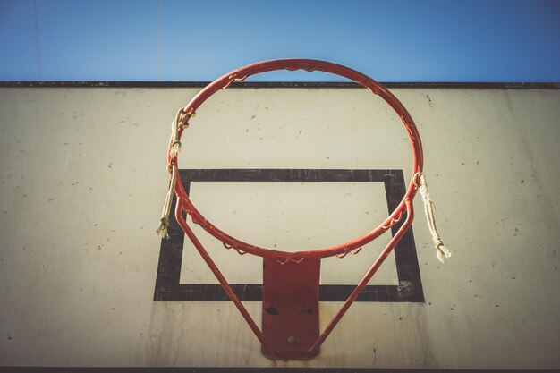 Direttamente sotto il colpo di un cerchio di basket contro il cielo