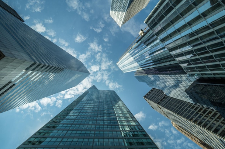 Foto direttamente sotto la foto di edifici moderni contro il cielo in città