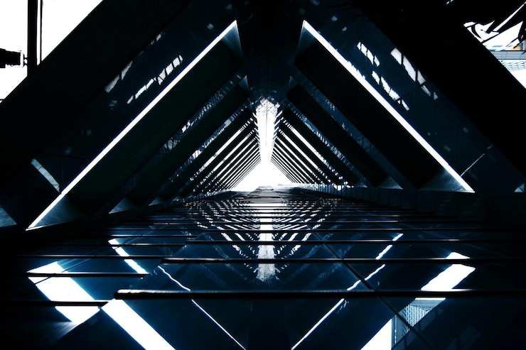 Foto direttamente sotto la foto di un edificio moderno