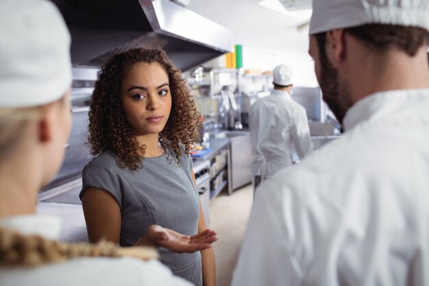 Direttore del ristorante che interagisce con il suo staff di cucina