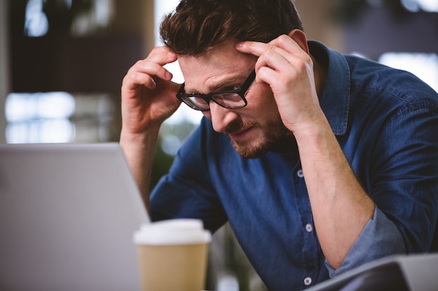 Dirigente che soffre di mal di testa in ufficio