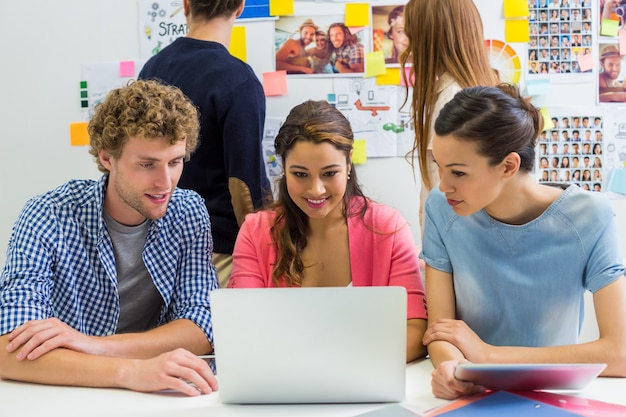 Dirigenti che discutono sul computer portatile in ufficio