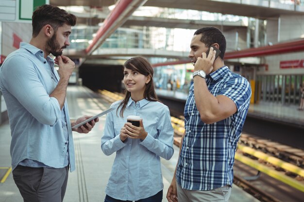 Dirigenti che interagiscono tra loro sulla piattaforma