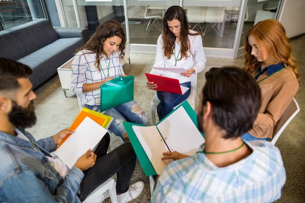 Dirigenti che lavorano in ufficio