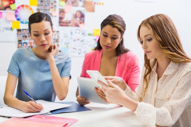 Dirigenti che lavorano in ufficio