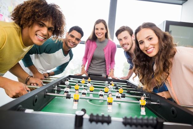 Dirigenti felici giocando a calcio balilla