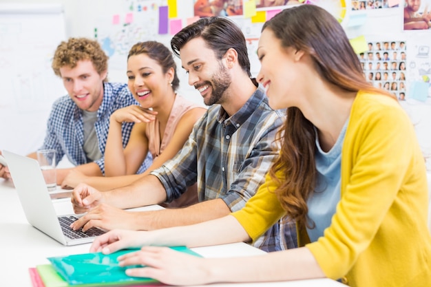 Dirigenti sorridenti che discutono sopra il computer portatile