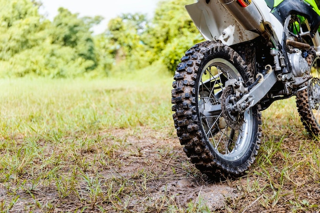 Dirt Bike Rider su terreni accidentati Scena di corse off-road