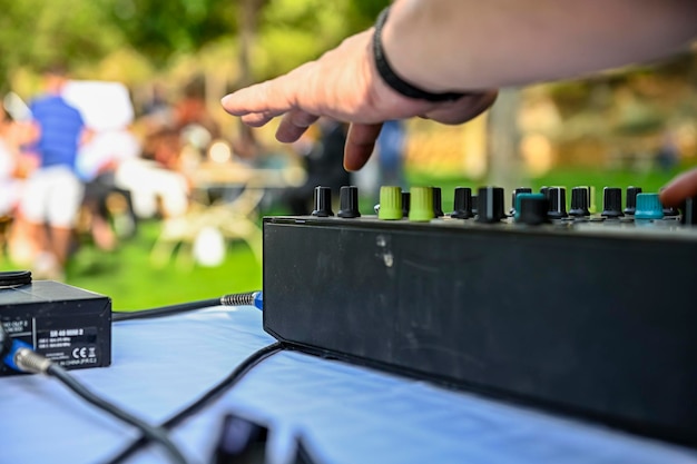 Disc jockey che mixa musica sul tavolo del controller digitale di un sistema audio