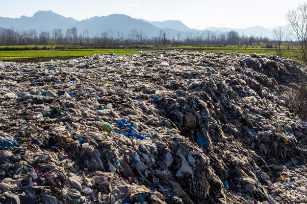 Discarica di rifiuti nei campi