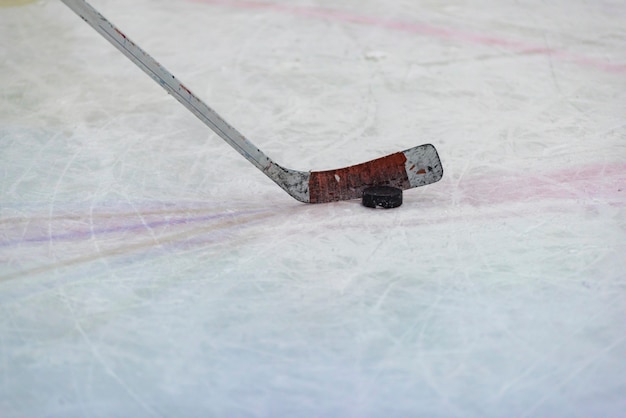 Disco da hockey davanti al cancello davanti alla partita di hockey sul ghiaccio