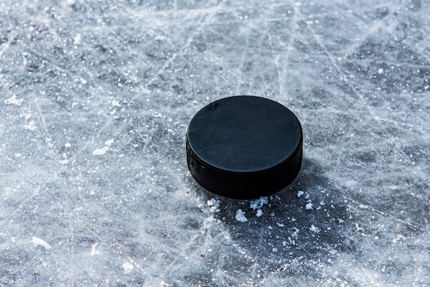 Disco da hockey si trova sul primo piano neve