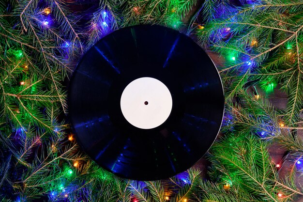 Disco grammofonico in vinile in stile natalizio per playlist di Natale. Concept love music. Vista piatta e copia spazio.