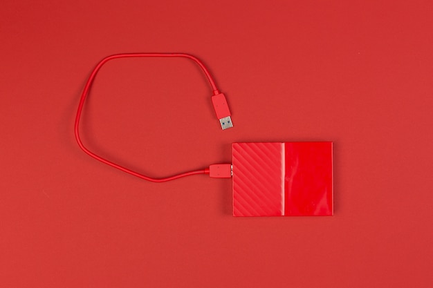 Disco harddrive esterno rosso su colorato