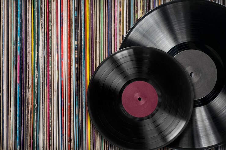Disco in vinile con una collezione di album