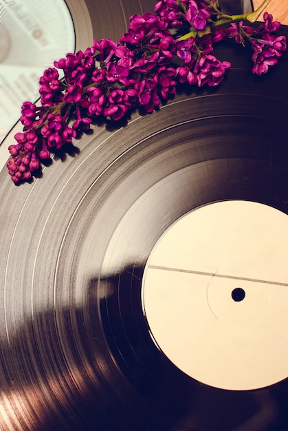 Disco in vinile e fiori primaverili