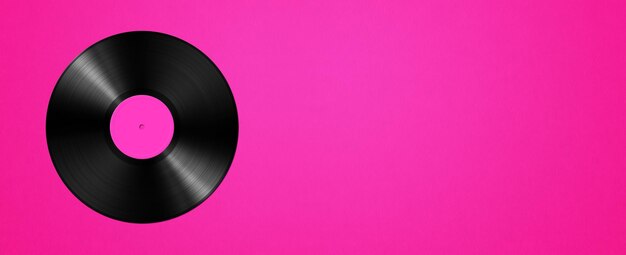 Disco in vinile isolato su sfondo rosa Banner orizzontale