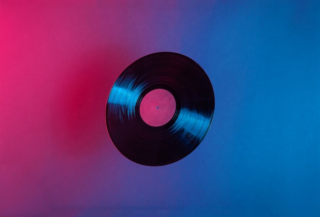 Disco in vinile LP illuminato con luce al neon colorata blu e rossa