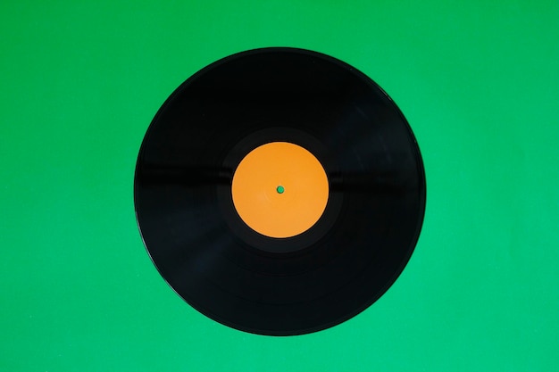 Disco in vinile su sfondo verde Vista dall'alto in stile retrò