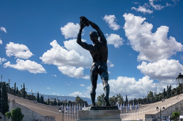Discobolus statua di fronte allo stadio Panathinaiko Kallimarmaro Atene Grecia