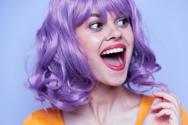 Discoteca capelli viola modello attraente e sorridente