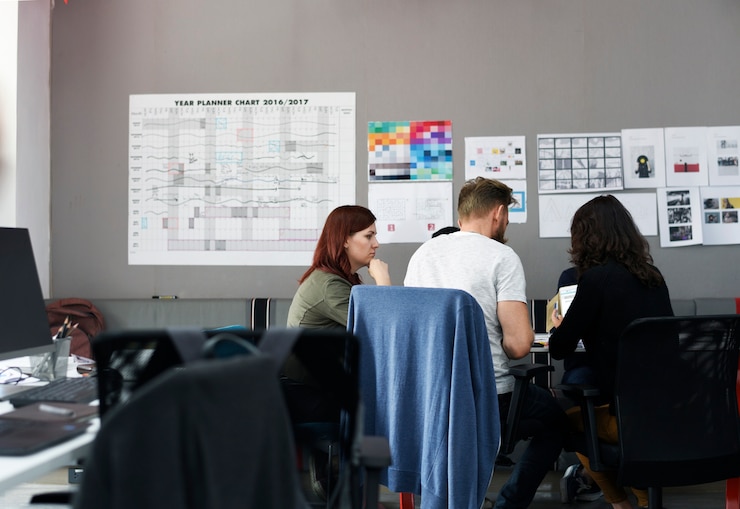 Foto discussione di persone creative insieme