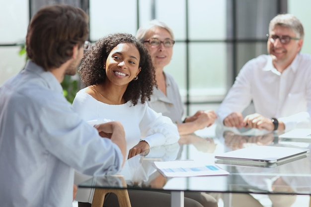 Discussione di uomini d'affari di successo in ufficio