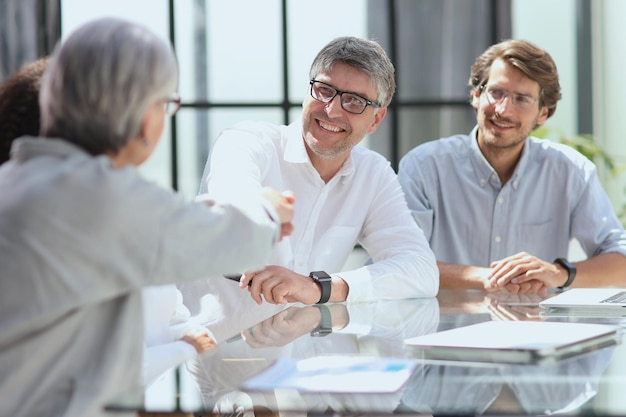 Discussione di uomini d'affari di successo in ufficio